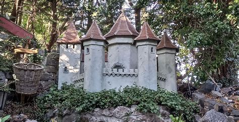 fotos efteling fan bouwt kasteel van doornroosje na  zijn achtertuin looopings