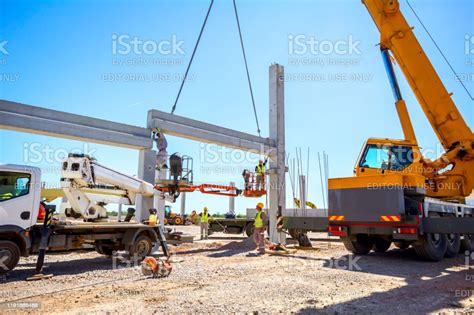 Mobile Crane Is Carry Concrete Joist To Assembly Huge Hall Fotografie