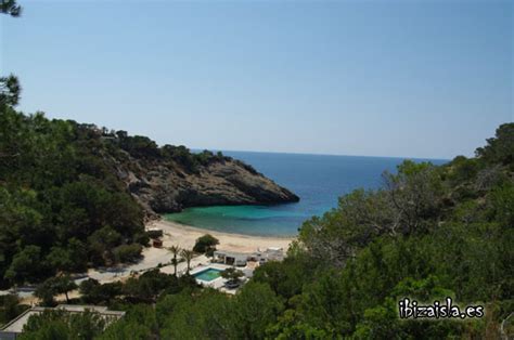 cala moli una playa de ibiza donde encontrar la tranquilidad