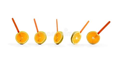 het gesneden oranje fruit op een stok het fruit  onderworpen aan een oranje kleurenpalet