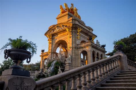 beroemde fontein  barcelona stock foto afbeelding bestaande uit beeldhouwwerk vijver