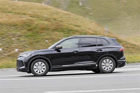 volkswagen tiguan spied    time