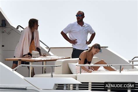 Hailey Baldwin Sexy With Justin Bieber On The Amalfi Coast During Milan