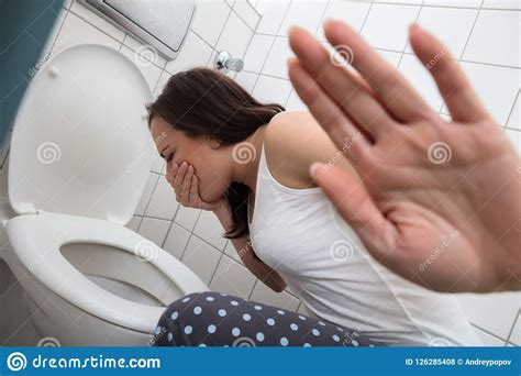 Primo Piano Di Una Giovane Donna Che Vomita In Ciotola Di Toilette