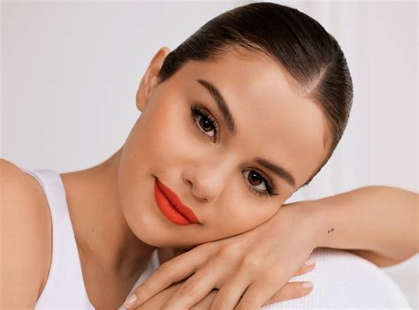 Why Women Everywhere Love Selena Gomez S Rare Beauty E Online