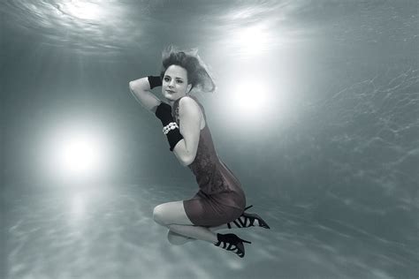 das schwebende model foto bild fashion unterwasser inszenierungen unterwasser shooting