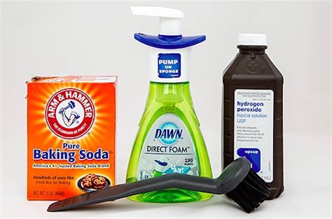 diy couch cleaner spray  clever ways  clean  sofa  baking soda test  leather