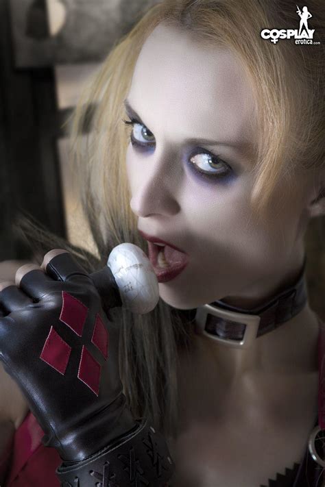 pictures of sexy cosplayer lana dressed as harley quinn from arkham