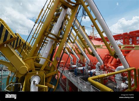loading arm pipe  transporting gas  lng tanker stock photo  alamy