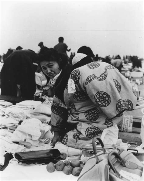 赤ん坊をおぶっている日本の女性 昭和館デジタルアーカイブ