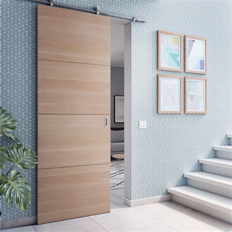 espace  fonctionnel avec une porte coulissante en bois sur rail restroom design door
