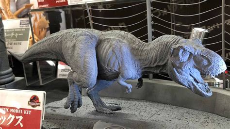 coming    jurassic park  rex plastic model kit shouts