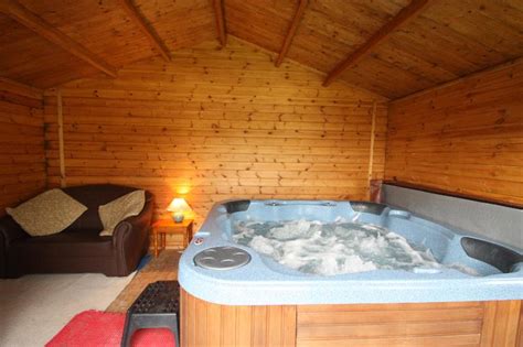 Maesyderi Cottage With Indoor Private Use Hot Tub Near New