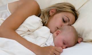 pais que dormem com bebês aumentam risco de morte súbita