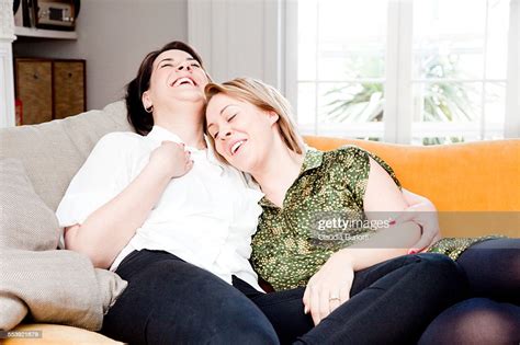 Lesbian Couple Cuddling On The Sofa Foto Stock Getty Images