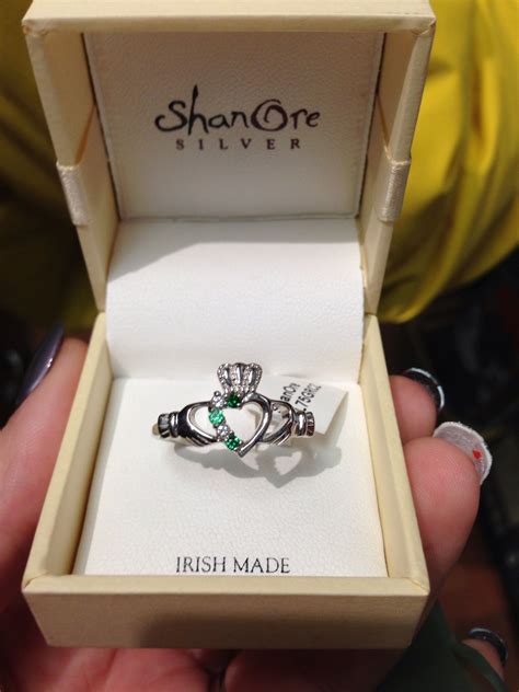 wear  claddagh ring   relationship   guide