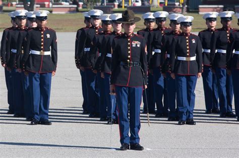 historic uniform change  female marines     doubts     marines
