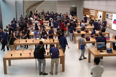 iphone  launches  singapore apple store  fans form massive queues overnight