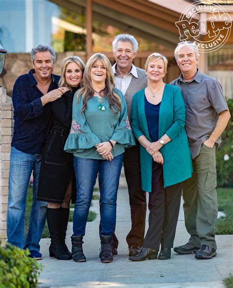 brady bunch cast to partner with hgtv stars on new show