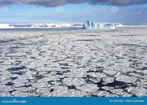 ijsbergen  overzees ijs stock foto image  oceaan