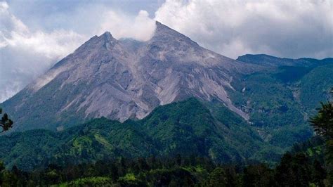 gunung merapi berpotensi erupsi relawan disiagakan