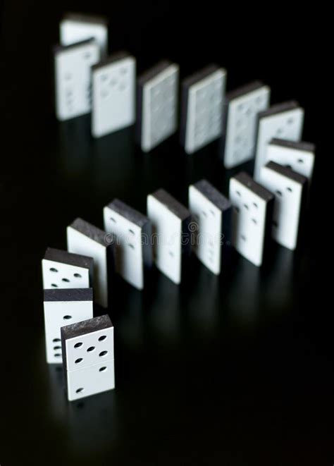 dominos stockbild bild von dominoes reihe schwarzes