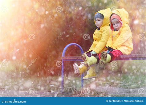 een kind  een regenjas voor een gang buiten  de herfst stock foto image  gouden grappig