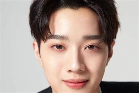 ex wanna one k pop star lai kuan lin wants to end his contract with