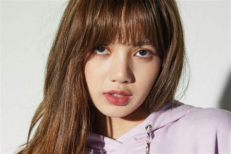 lisa from blackpink thailand raised k pop singer who is the group s main dancer and speaks