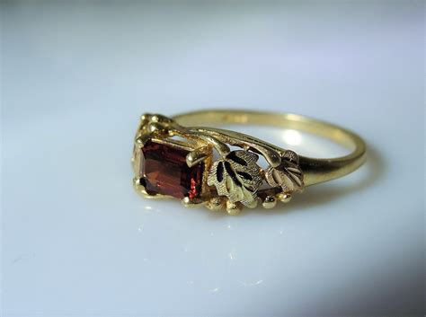 Victorian 10k Garnet Band Ring Rectangle Garnet Stone Carved Leaf