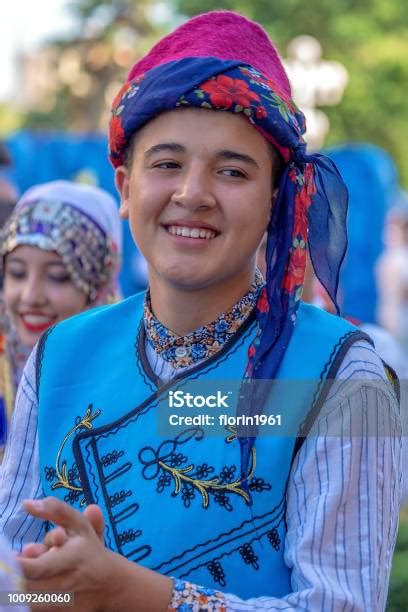 若いダンサーをトルコの伝統的な衣装 トルコのストックフォトや画像を多数ご用意 トルコ トルコ人 トルコ文化 istock