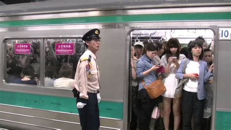 埼京線池袋駅で女性専用車両に乗車しようとした男性客を追い出して隣の混雑した車両に乗車させた警備員 youtube