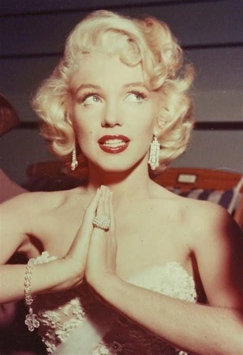 Blonde Fashion Marilyn Monroe Red Lipstick Retro