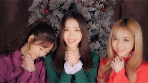 watch loona s virryves rings in the holidays with mv for the carol 2 0 soompi