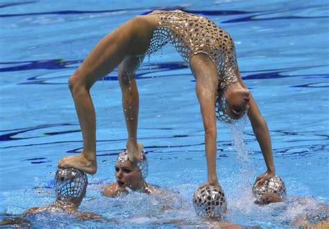 13 perfectly timed photos in synchronized swimming oddee