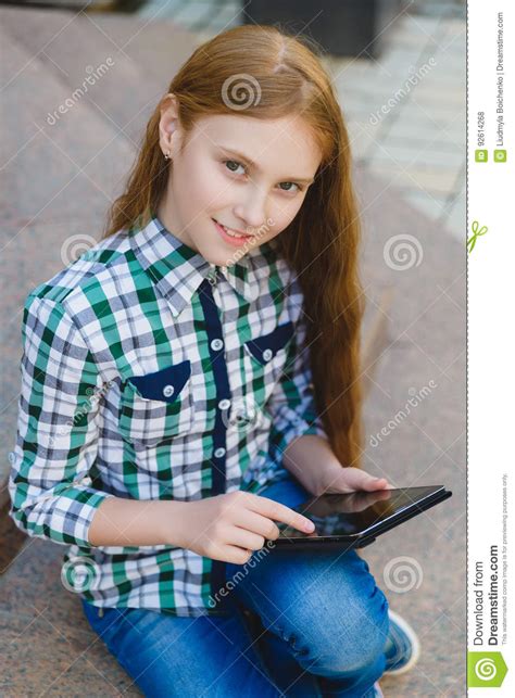 glimlachende tiener met de computer van tabletpc in