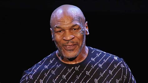 Mike Tyson Rips Off His Shirt To Show He S Lost 100 Pounds During Live