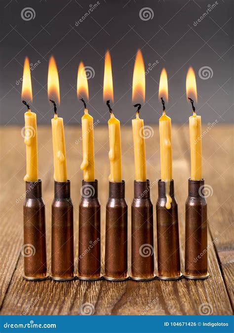brandende kaarsen en lege geweerpatronen stock foto image  geweer achtergrond