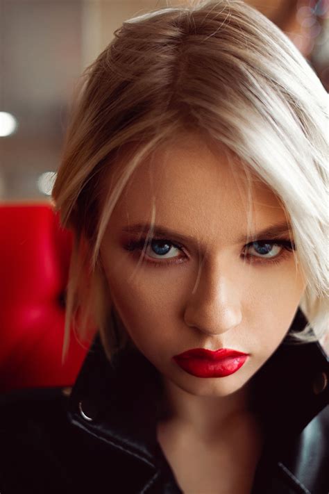 woman with blonde hair wearing red lipstick photo free red lips image