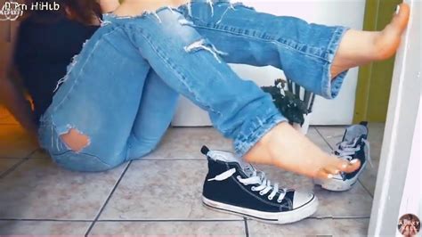 teen show her sexy feet youtube