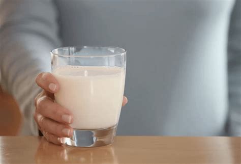 de geniale reden waarom je melk moet drinken voordat je lang  de auto moet zitten