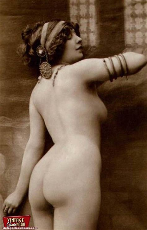burlesque ladies from the twenties showing their fresh body ass point