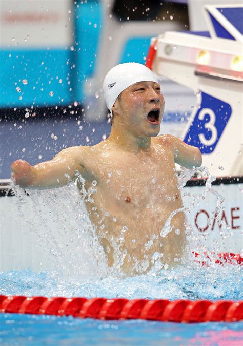 chinese swimmer qing xu celebrates after winning the gold