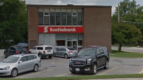 police searching for suspects after dundas street bank