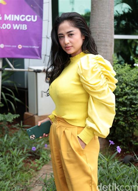 Pose Menggoda Dewi Perssik Julurkan Lidah