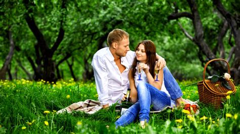 love pictures enamoured couple  picnic  nature wallpaper hd