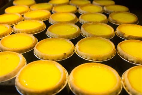 a review of tai cheong bakery s famous egg tarts in hong kong that food cray egg tart
