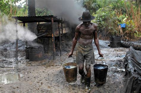 oil thieves bleed nigeria report  officials profit