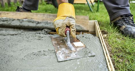 eine betonschalung bringt zaehfluessigen beton  die richtige form wie eine springform beim