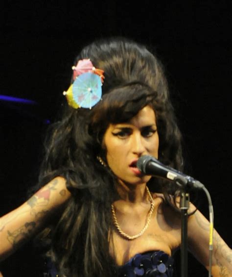 Bellasugar Uk Beauty Glossary The Amy Winehouse Beehive Hairstyle